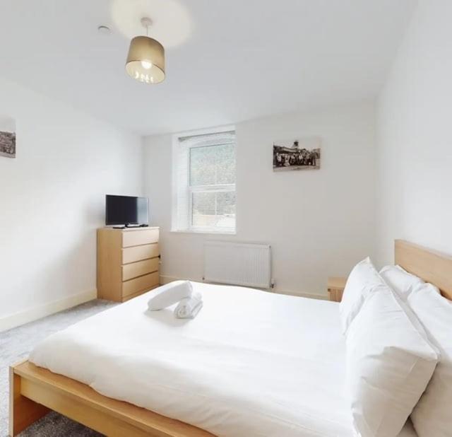 Spacious Two Bedroom Apartment With Valley Views Abertillery Exteriér fotografie
