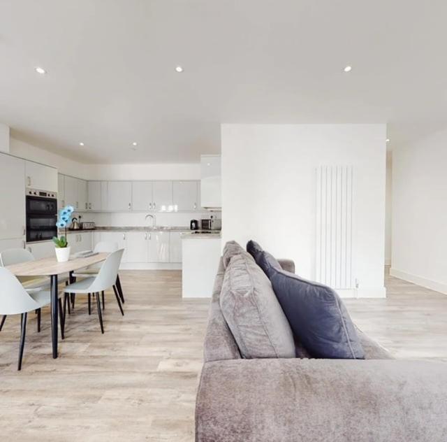 Spacious Two Bedroom Apartment With Valley Views Abertillery Exteriér fotografie